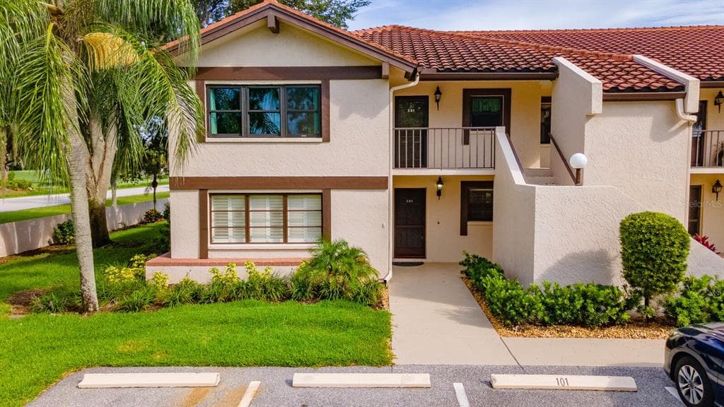 5640 GOLF POINTE DRIVE UNIT 101 SARASOTA, FL 34243