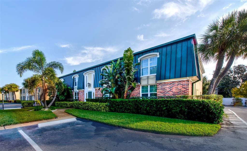 1065 EDEN ISLE BOULEVARD NE UNIT 1 ST PETERSBURG, FL 33704
