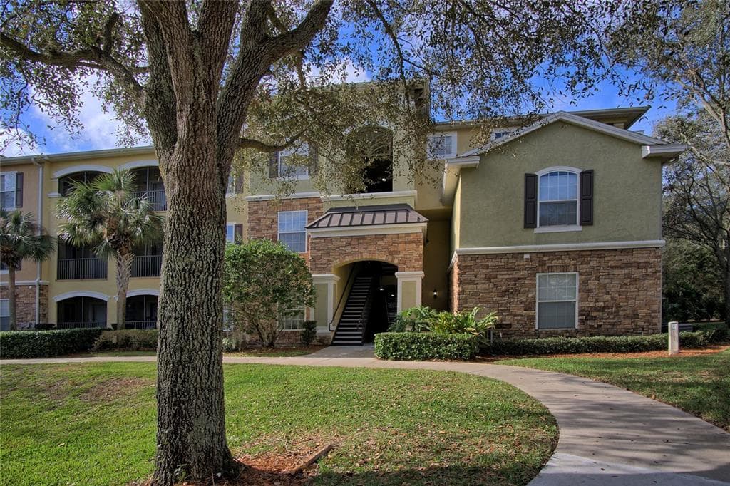 2402 COURTNEY MEADOWS COURT UNIT 304 TAMPA, FL 33619