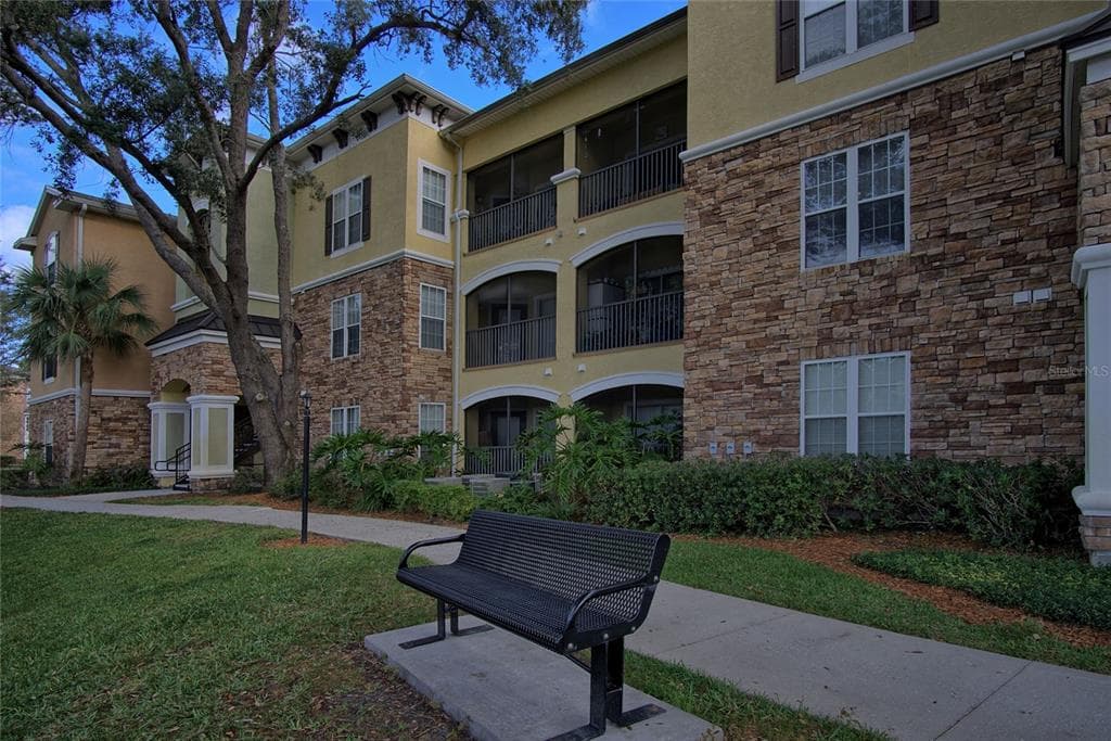 10105 COURTNEY OAKS CIRCLE UNIT 203 TAMPA, FL 33619