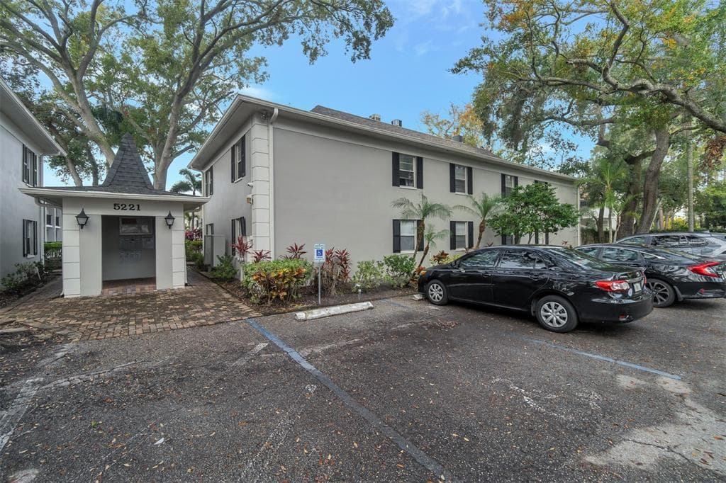 5221 BAYSHORE BOULEVARD UNIT 34 TAMPA, FL 33611