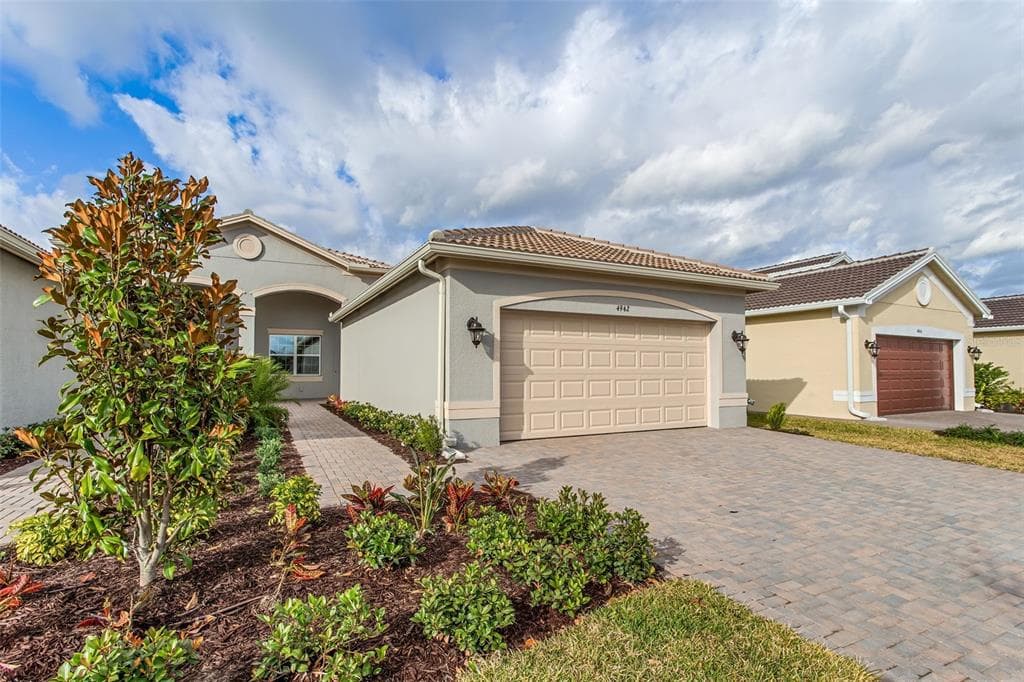 4942 SIENNA ISLES AVENUE WIMAUMA, FL 33598