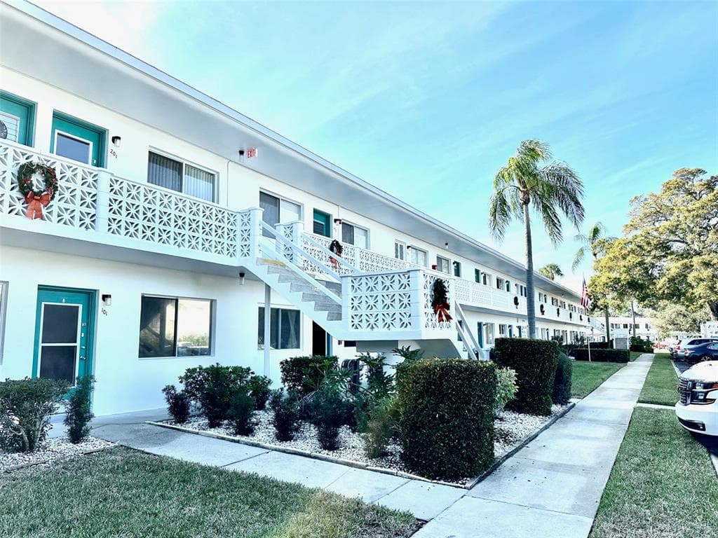 8305 111TH STREET UNIT 202 SEMINOLE, FL 33772