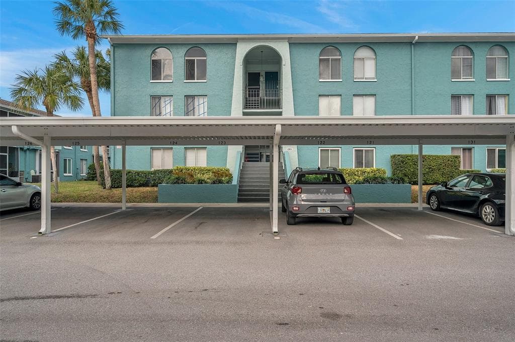285 114TH AVENUE N UNIT 5 ST PETERSBURG, FL 33716