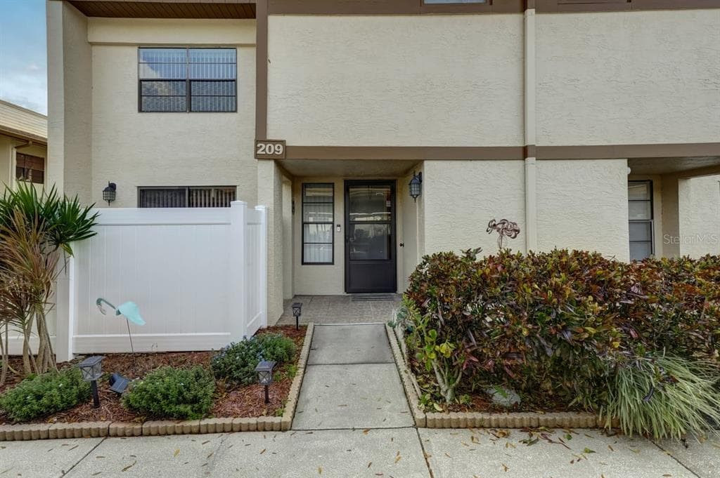 9209 SEMINOLE BOULEVARD UNIT 209 SEMINOLE, FL 33772