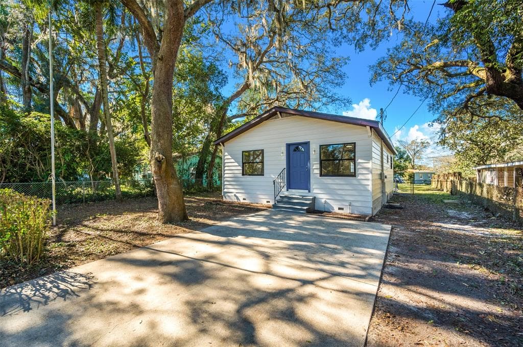 8904 N ORLEANS AVENUE TAMPA, FL 33604