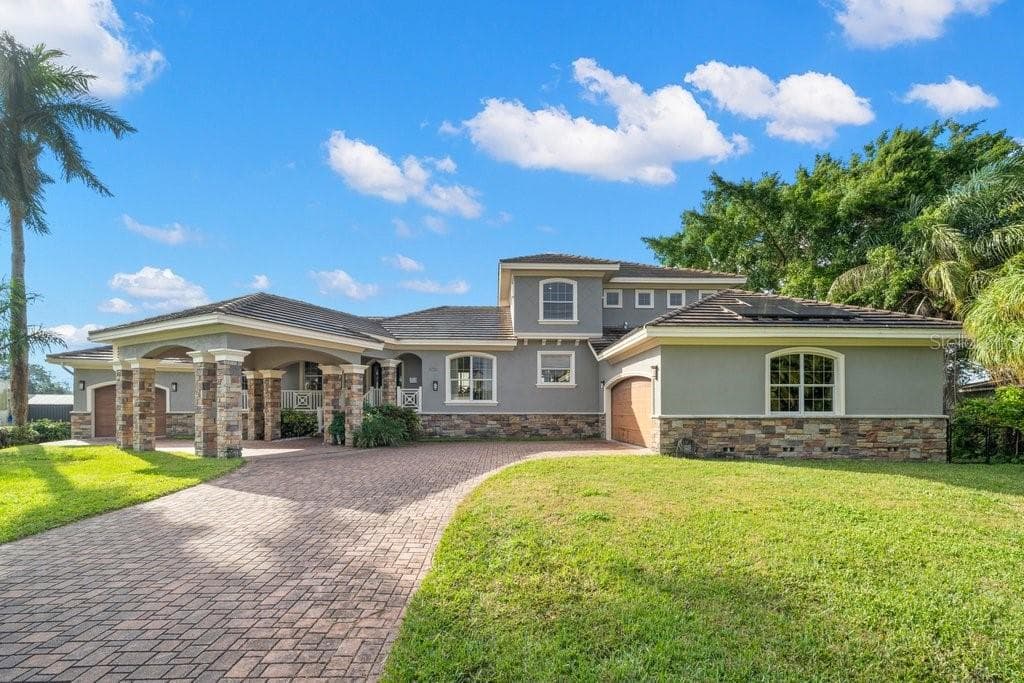 8726 NE SUNLIT COVE DRIVE NE ST PETERSBURG, FL 33702