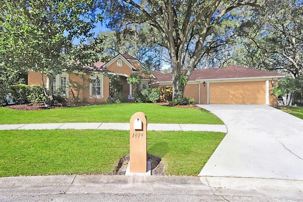 1414 HOUNDS HOLLOW COURT LUTZ, FL 33549