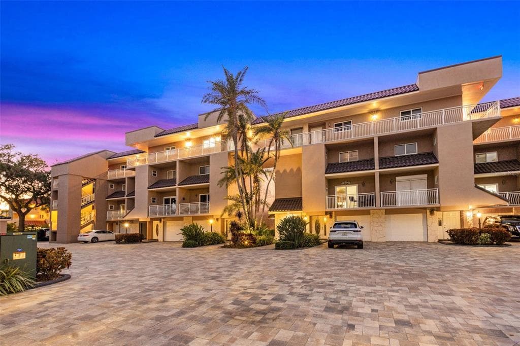 936 PINELLAS BAYWAY S UNIT P-2 TIERRA VERDE, FL 33715