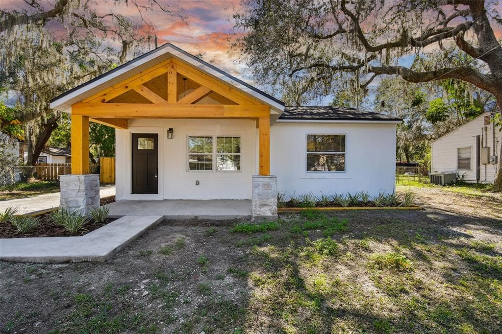 812 W LOWRY LANE TAMPA, FL 33604