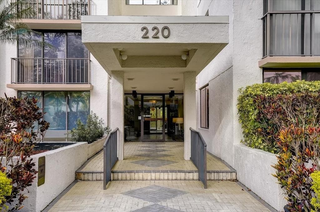 220 BELLEVIEW BOULEVARD UNIT 801 BELLEAIR, FL 33756