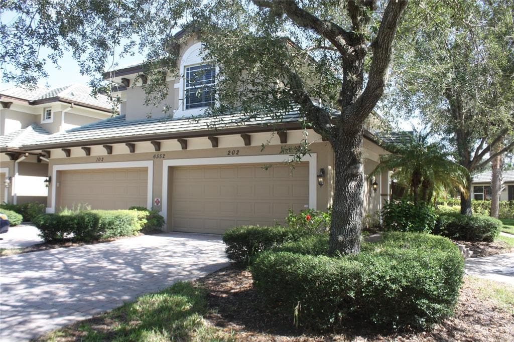 6552 MOORINGS POINT CIRCLE UNIT 202 LAKEWOOD RANCH, FL 34202