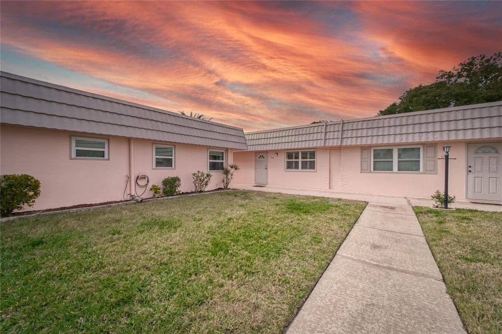 201 BEDFORD TRAIL UNIT 136 SUN CITY CENTER, FL 33573