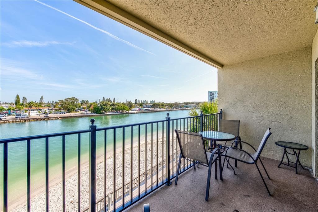 7435 BAYSHORE DRIVE UNIT 305 TREASURE ISLAND, FL 33706