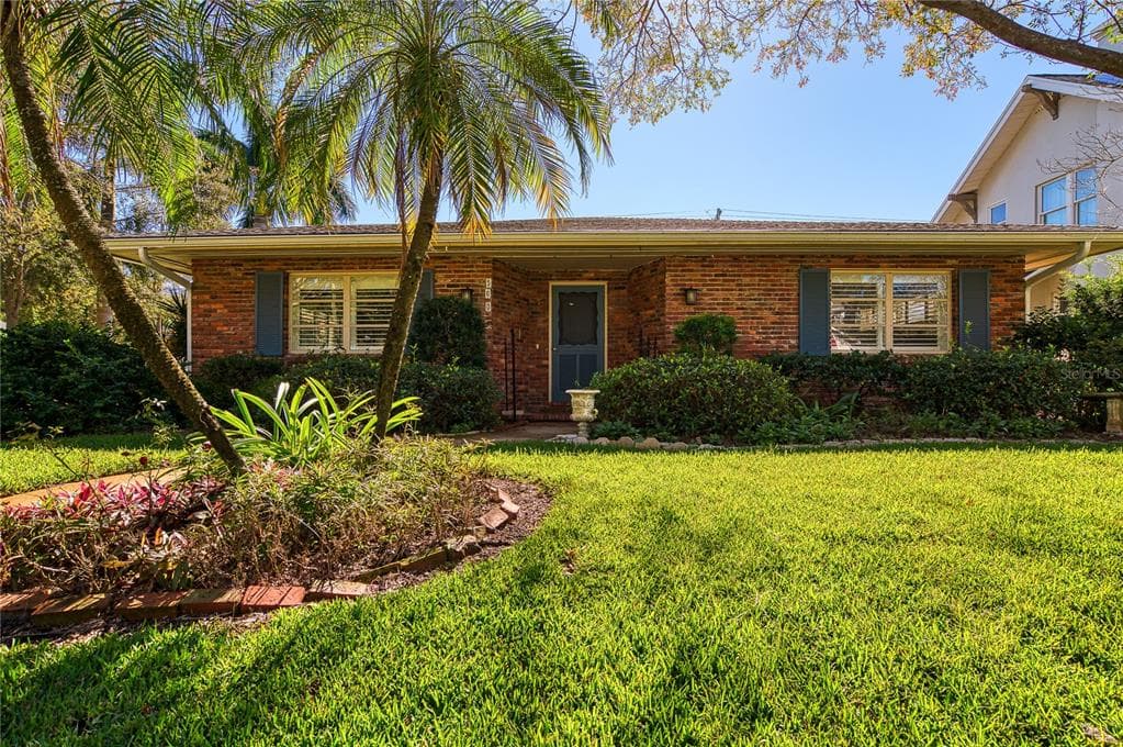 560 18TH AVENUE NE ST PETERSBURG, FL 33704