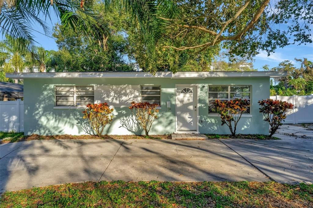 327 BARBARA CIRCLE BELLEAIR, FL 33756