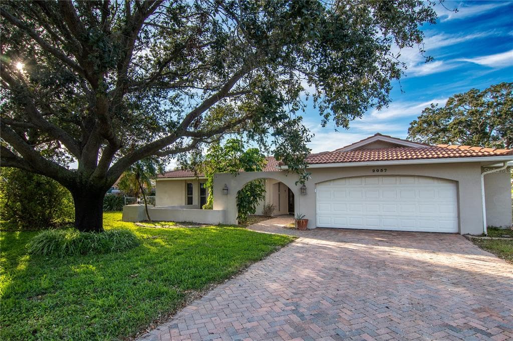 2057 ILLINOIS AVENUE NE ST PETERSBURG, FL 33703