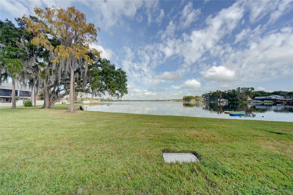 2555 CEDAR CYPRESS COURT TAMPA, FL 33618
