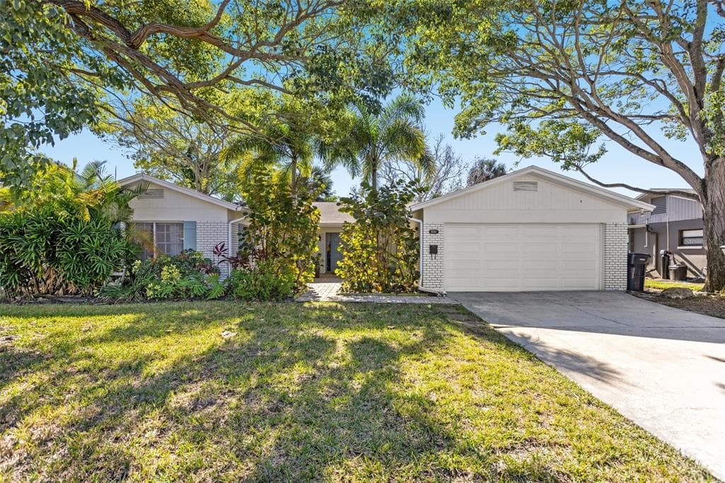 8720 THORNWOOD LANE TAMPA, FL 33615