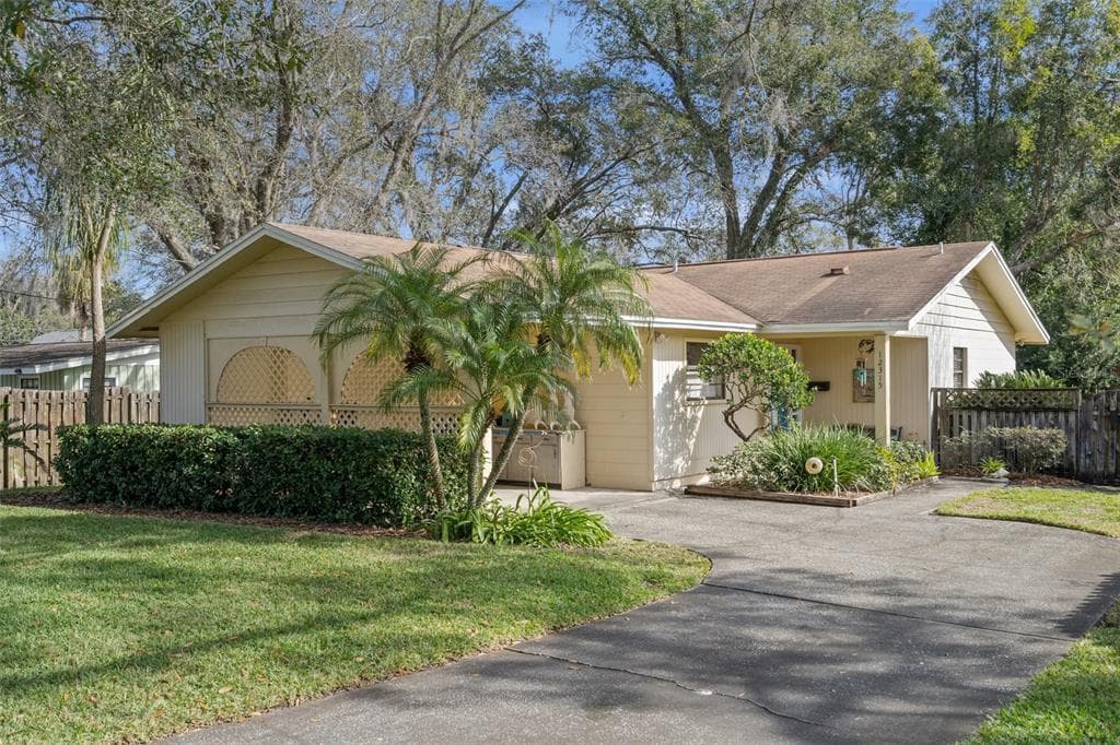 12315 N OAKLEAF AVENUE TAMPA, FL 33612