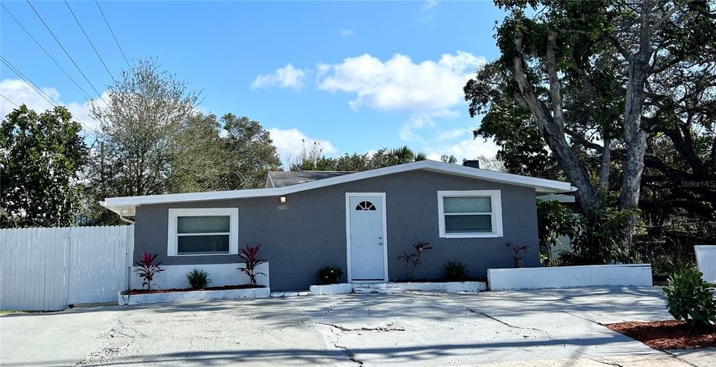 605 S DISSTON AVE & 605 S DISSTON AVE 1/2 TARPON SPRINGS, FL 34689