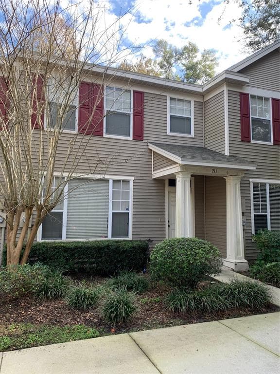 211 GOLDEN POND COURT VALRICO, FL 33594