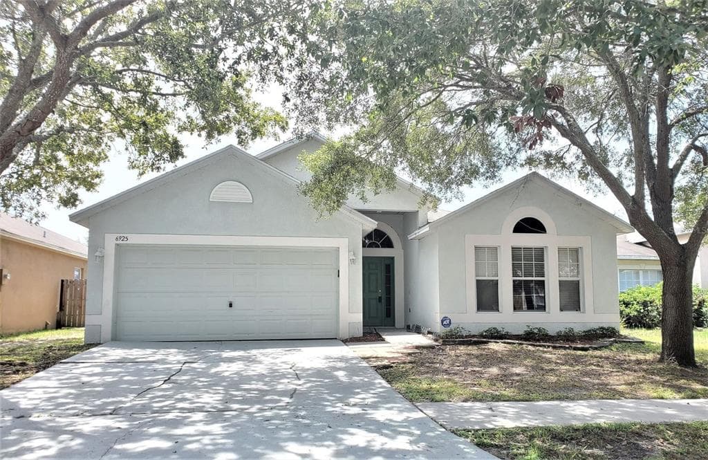 6925 CROWN LAKE DRIVE GIBSONTON, FL 33534