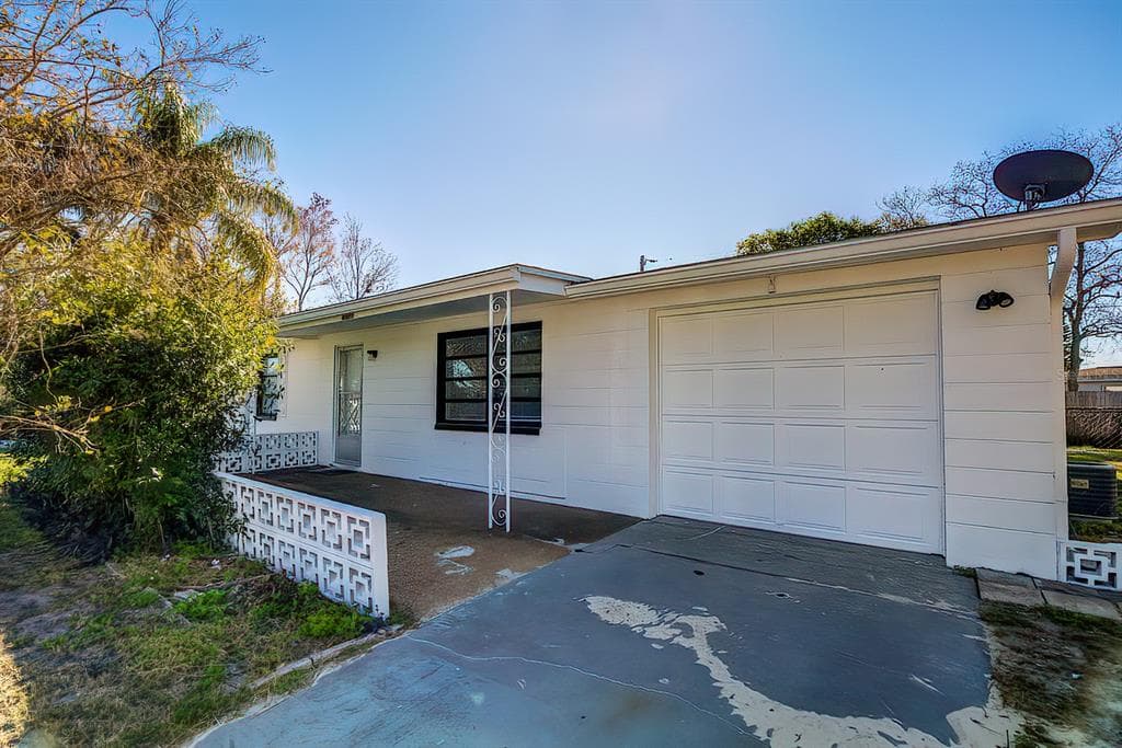 4928 LAKE RIDGE LANE HOLIDAY, FL 34690