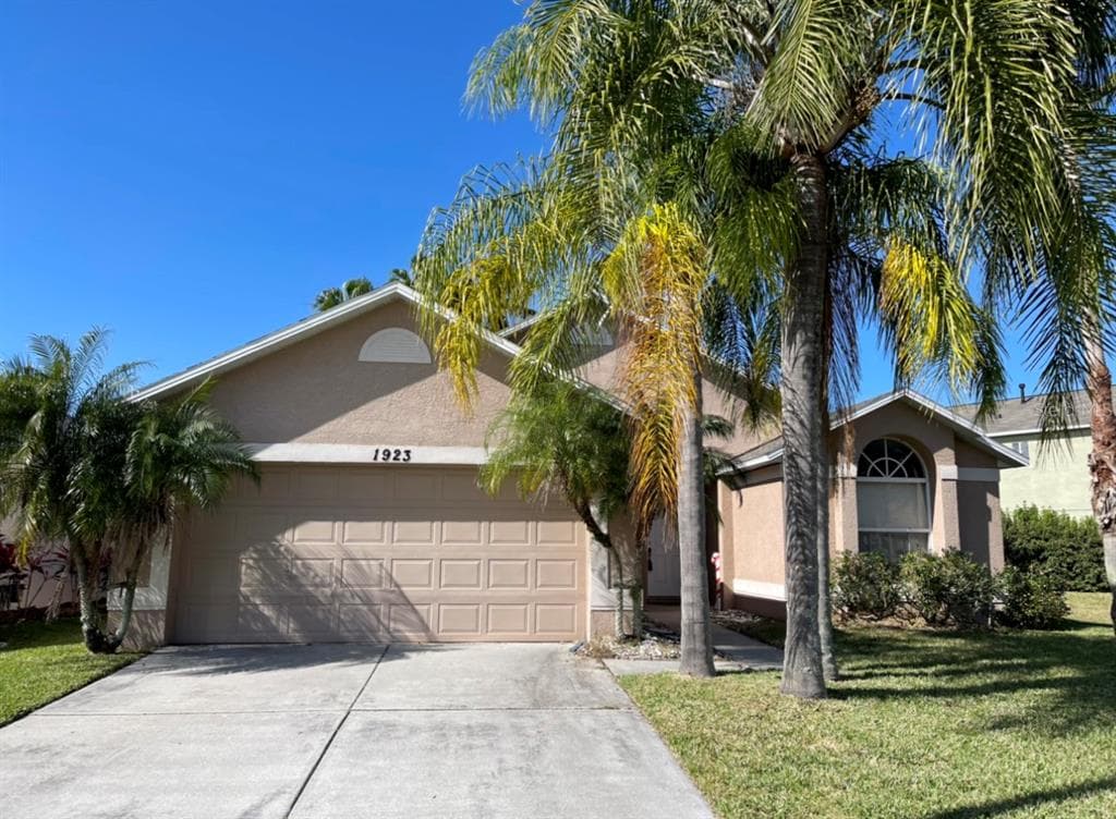 1923 FELLSWAY COURT WESLEY CHAPEL, FL 33543