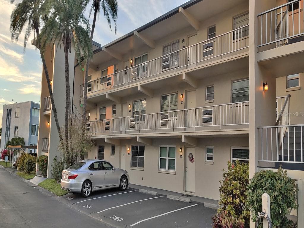 9940 47TH AVENUE N UNIT 120 ST PETERSBURG, FL 33708