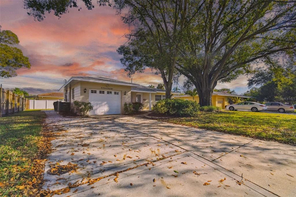 238 NW LINCOLN CIRCLE ST PETERSBURG, FL 33702