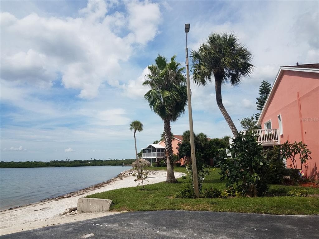 3715 42ND WAY S UNIT 61B ST PETERSBURG, FL 33711