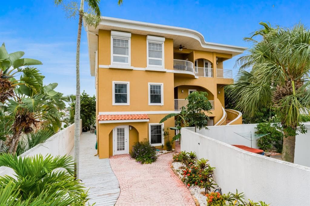 7953 BAYSHORE DRIVE TREASURE ISLAND, FL 33706