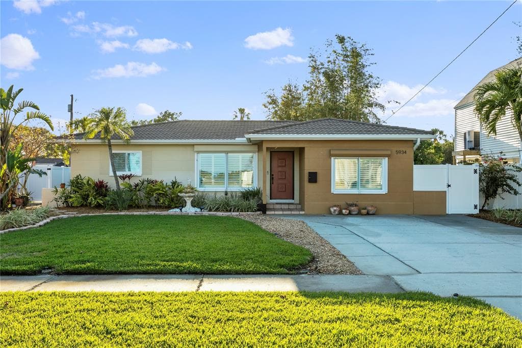 5934 BAYOU GRANDE BOULEVARD NE ST PETERSBURG, FL 33703