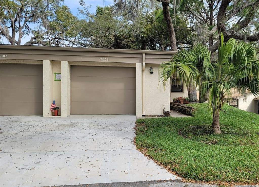 2606 OAK CIRCLE UNIT 2606 TARPON SPRINGS, FL 34689