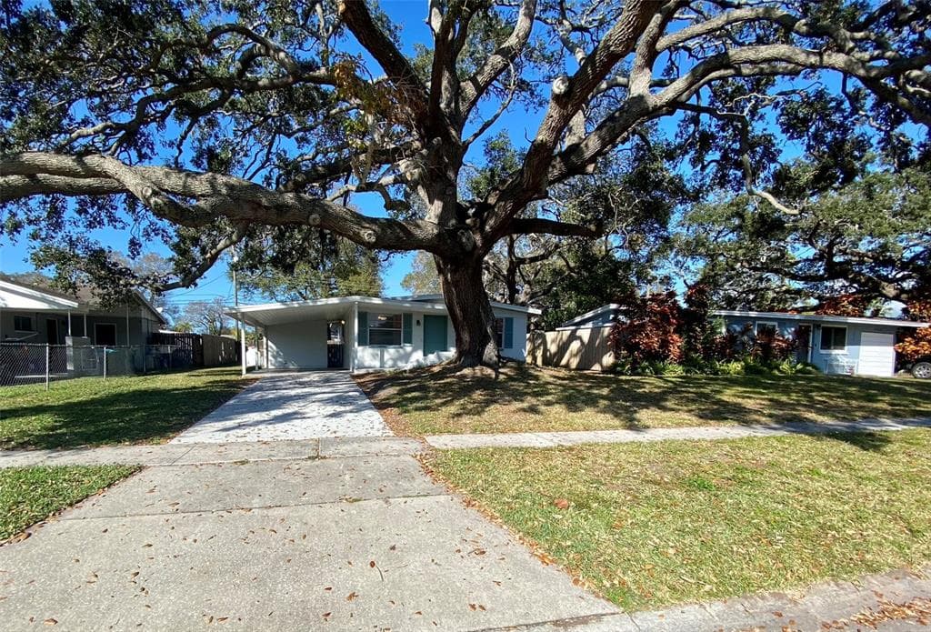 9027 DREAM WAY LARGO, FL 33773