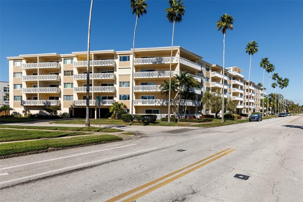 1200 N SHORE DRIVE NE UNIT 301 ST PETERSBURG, FL 33701