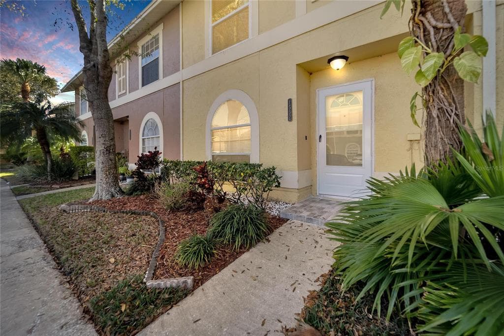 1552 CHATEAUX DE VILLE COURT CLEARWATER, FL 33764