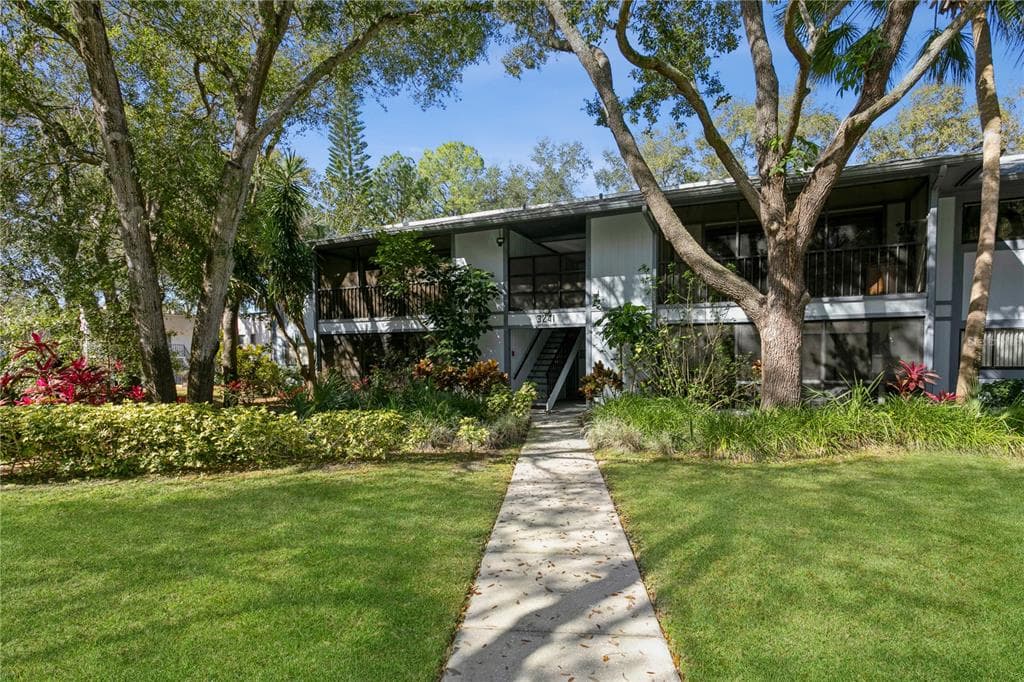 3241 FOX CHASE CIRCLE N UNIT 204 PALM HARBOR, FL 34683