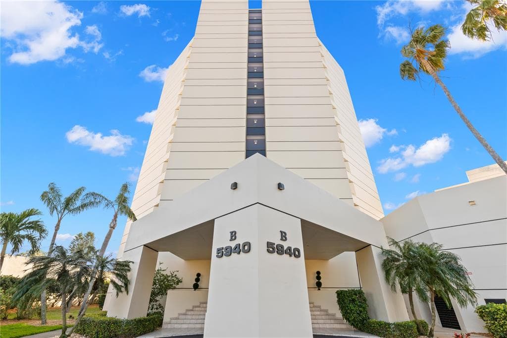 5940 PELICAN BAY PLAZA S UNIT 305 GULFPORT, FL 33707