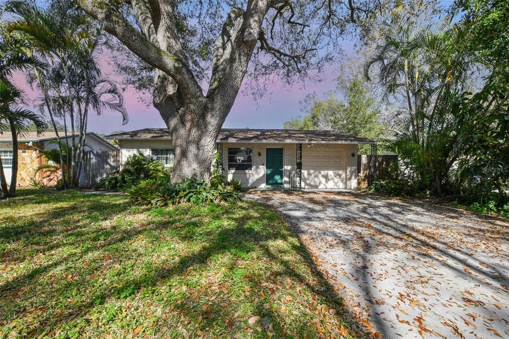 162 SE LINCOLN CIRCLE N ST PETERSBURG, FL 33703