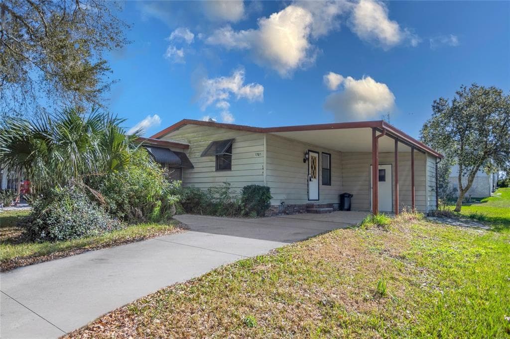 1721 HILTON HEAD BOULEVARD LADY LAKE, FL 32159