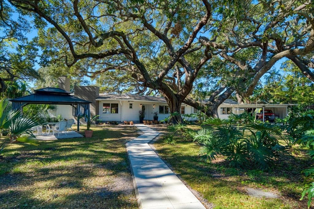 950 VIRGINIA STREET DUNEDIN, FL 34698