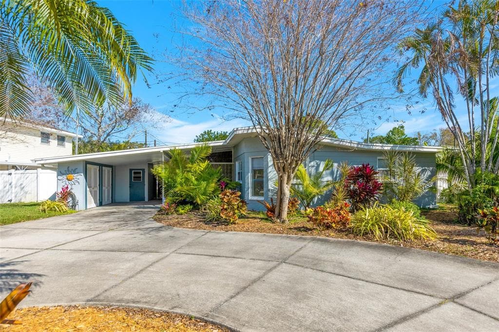8823 SUNLIT COVE DRIVE NE ST PETERSBURG, FL 33702