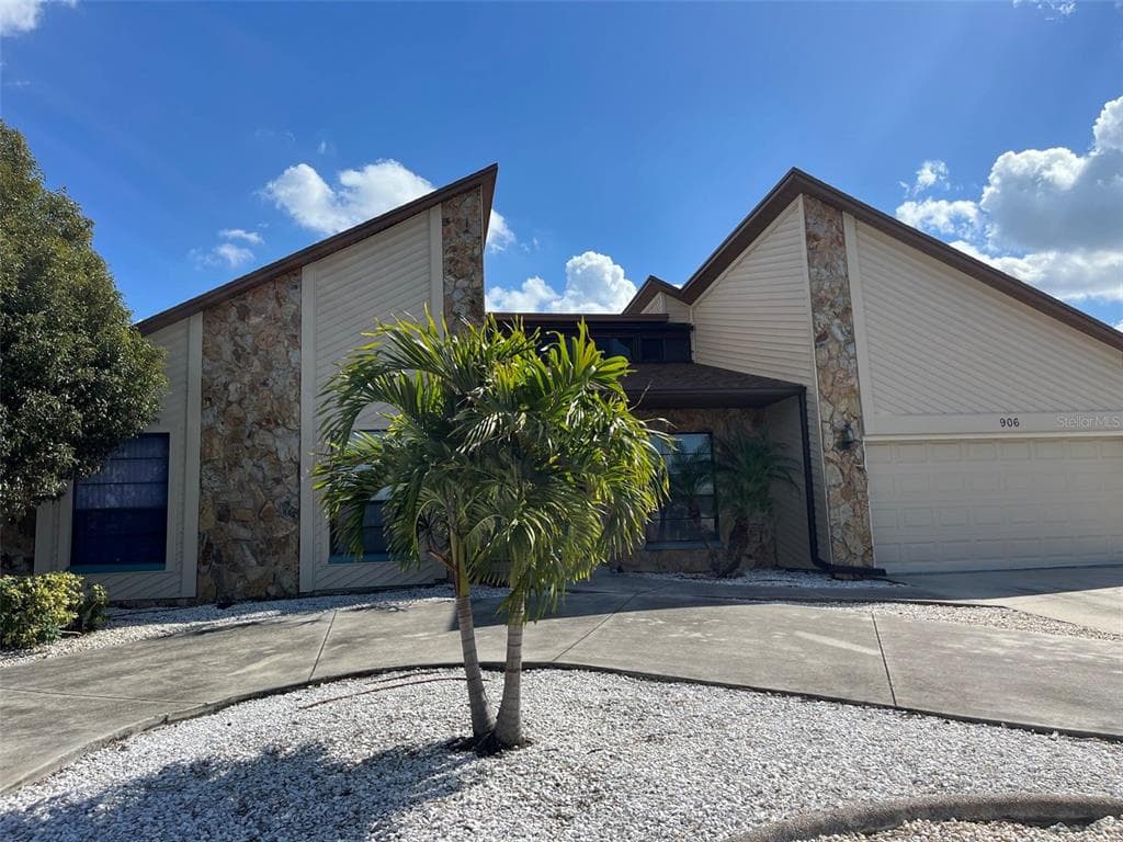 906 CHIPAWAY DRIVE APOLLO BEACH, FL 33572