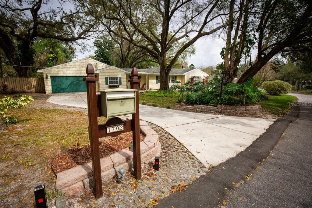 1702 E CRAWFORD CIRCLE TAMPA, FL 33610