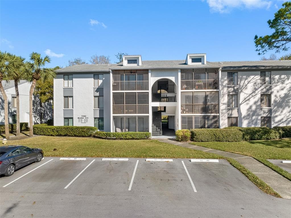 1182 PINE RIDGE CIRCLE W UNIT D1 TARPON SPRINGS, FL 34688