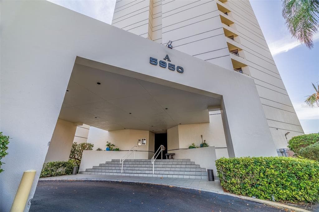 5950 PELICAN BAY PLAZA SOUTH UNIT 505 GULFPORT, FL 33707