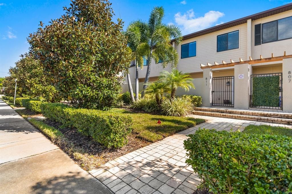 811 HIGHLAND STREET N ST PETERSBURG, FL 33701