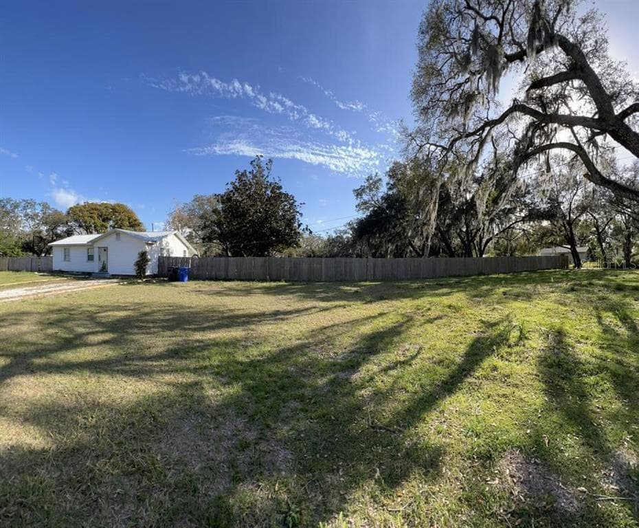 1208 LEISURE AVENUE TAMPA, FL 33613